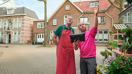 twee mannen met ipad zakelijk energie afsluiten