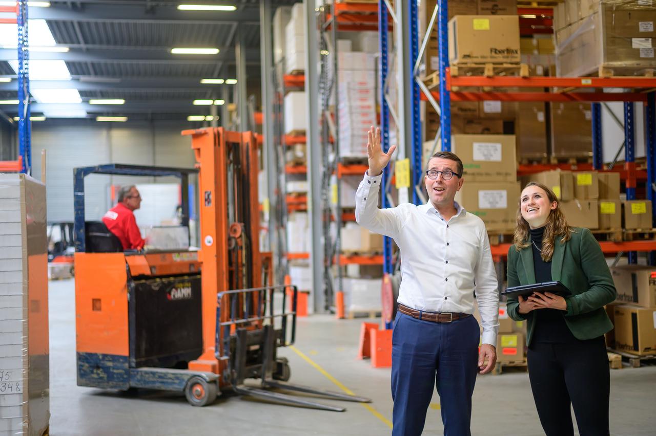 Een adviseur en een ondernemer in een fabriek