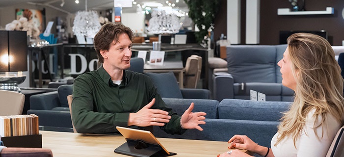 Adviseur heeft een gesprek met een vrouw.