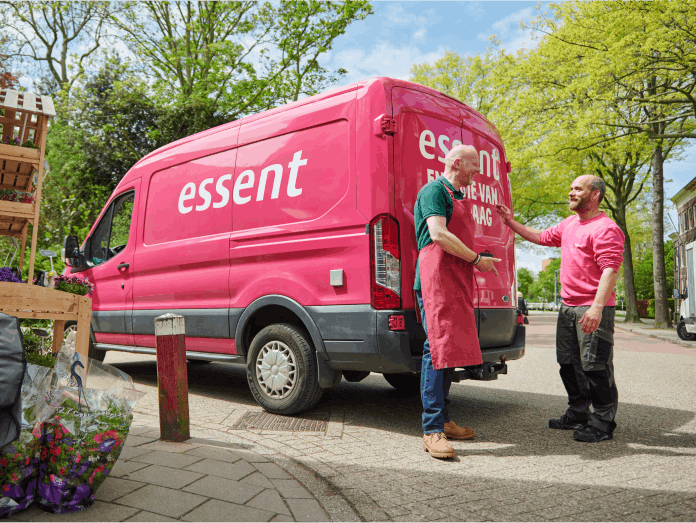 man in schort sluit zakelijk energiecontract af