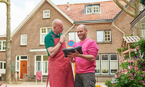 Freek met ondernemer met een schot