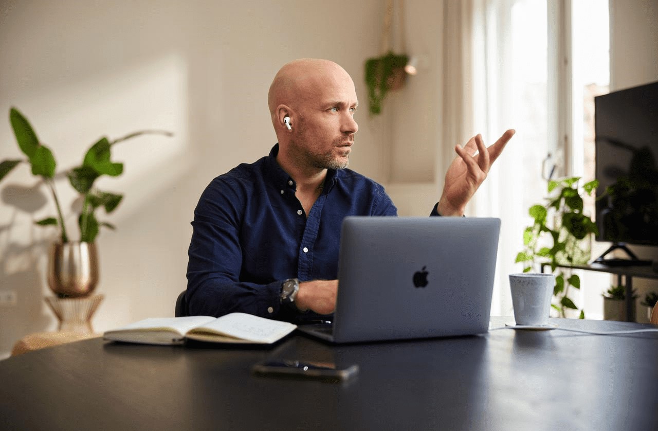 Man achter laptop