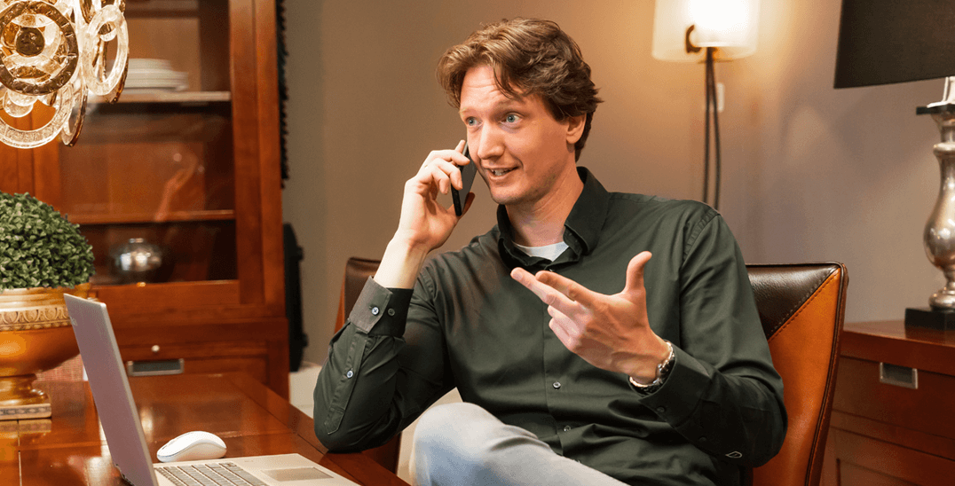 man-olijfgroen-overhemd-bellend