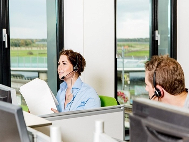 Een klantenservice medewerker