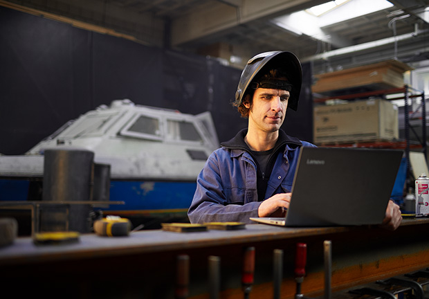 Lasser bekijkt facturen op laptop