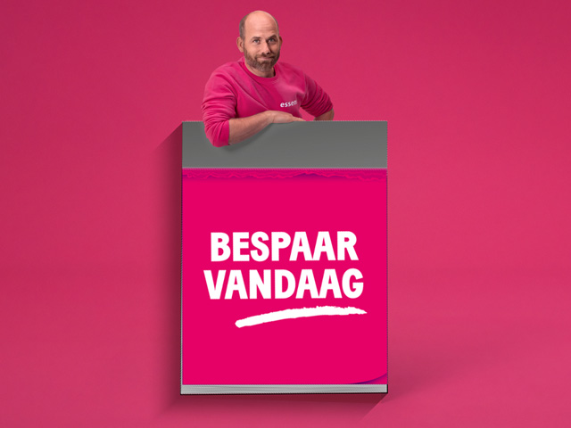 Collega van Essent leunt op bord waarop staat 'Bespaar vandaag'.