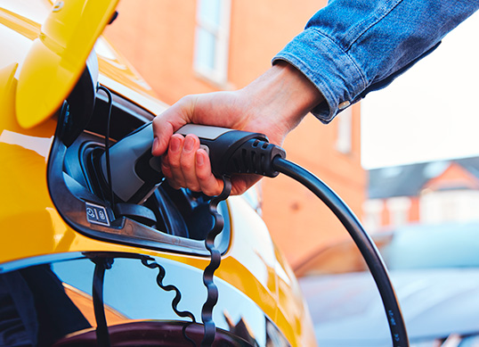 Laden in een gele auto