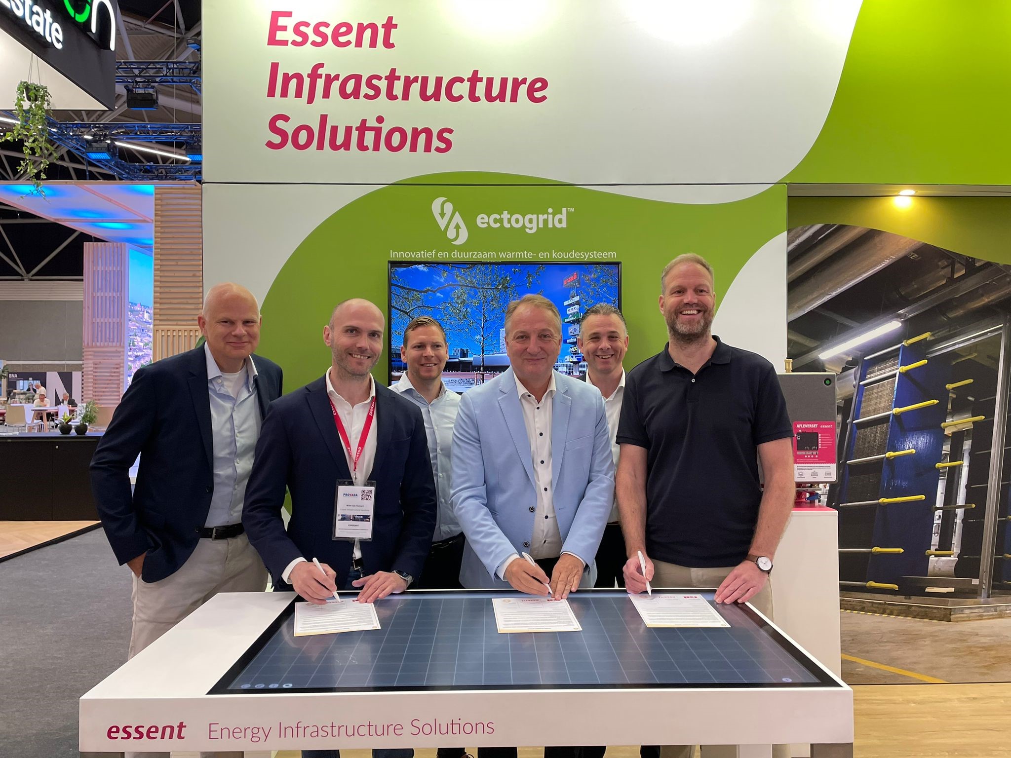 Medewerkers Essent, Spectral en RAI ondertekenen overeenkomst op de PROVADA