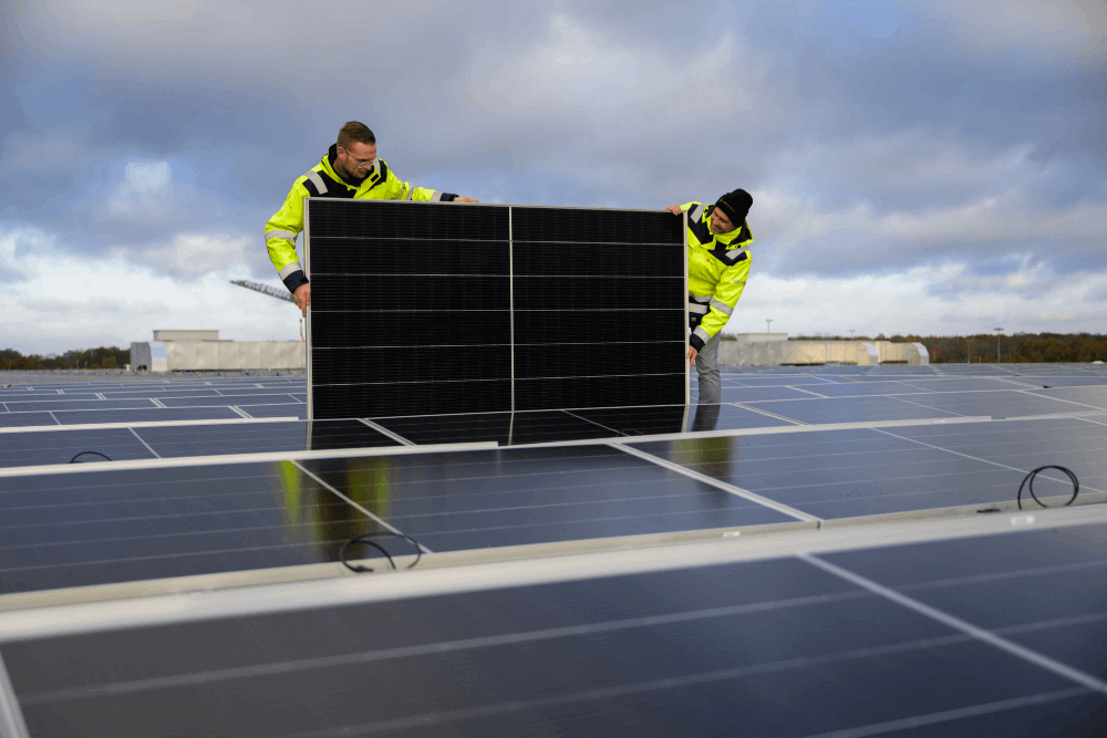 Installateurs die zonnepanelen installeren op een dak