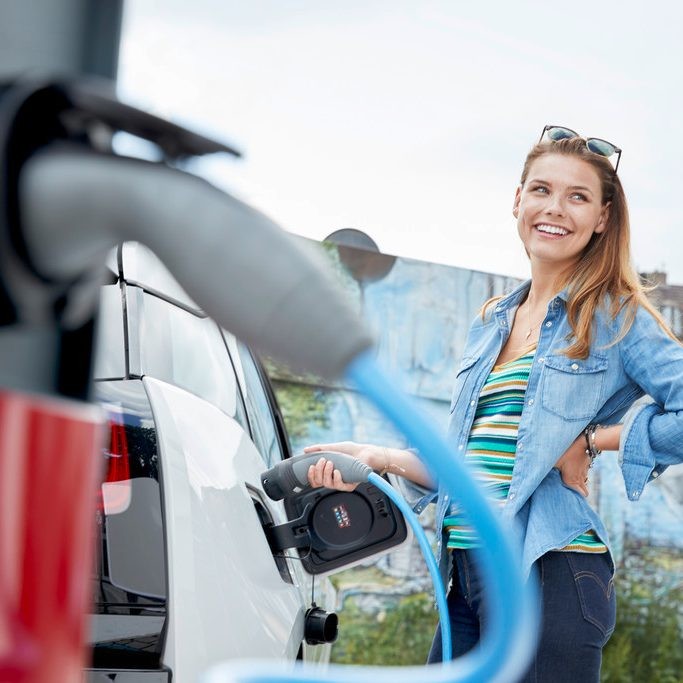 Vrouw met een elektrische auto