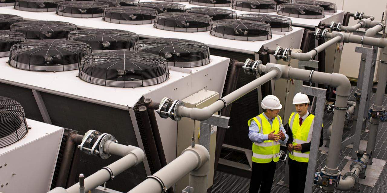 Mannen met een bouwhelm op 