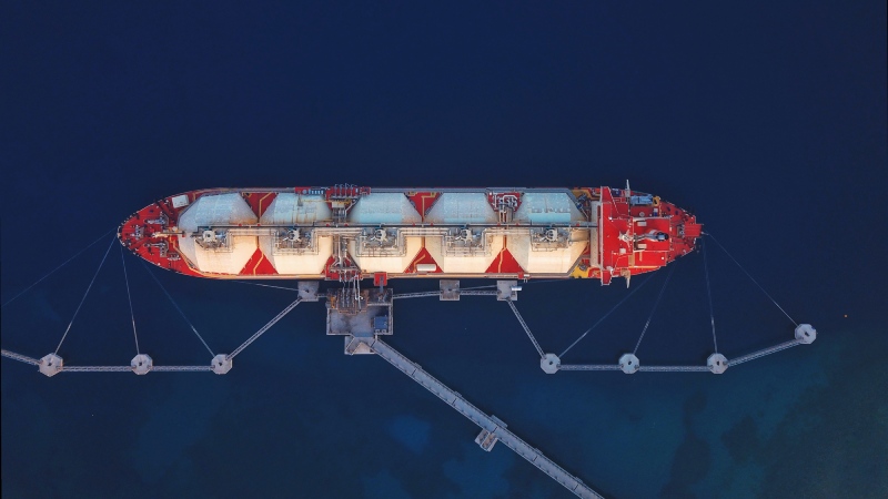 Schip in het water dat ammoniak importeert.